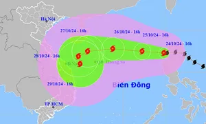 Bão Trà Mi vào Biển Đông