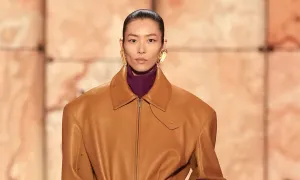 'Siêu mẫu đắt giá nhất Trung Quốc' đứt giày khi catwalk