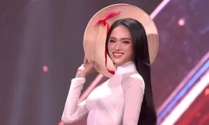 Hương Giang diện áo dài nữ sinh trên sân khấu Miss Universe